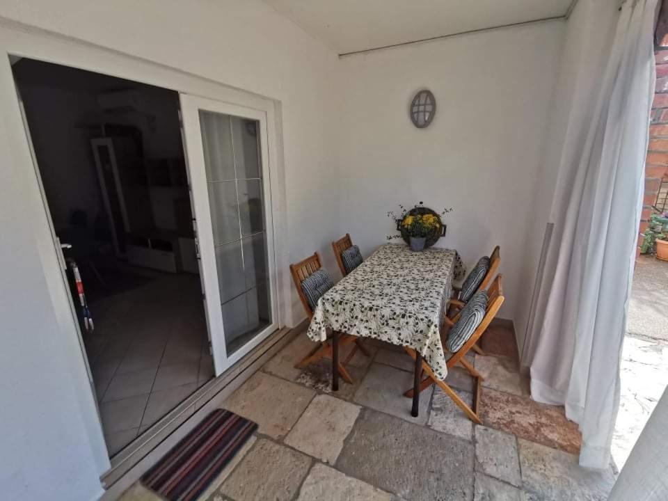 App Carla Apartment Новиград Екстериор снимка