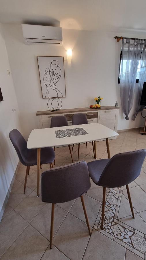 App Carla Apartment Новиград Екстериор снимка